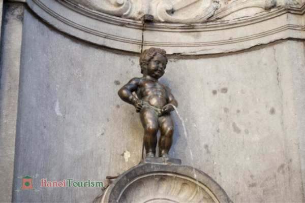 Bức tượng Cậu bé đứng tè (Manneken Pis) - Brussels - Bỉ