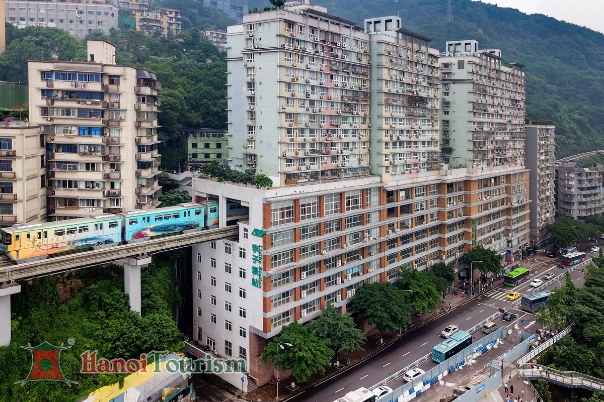 Check in đi tàu điện xuyên qua chung cư 19 tầng - Trung Quốc
